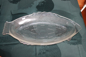 Fish-shaped glass baking dish