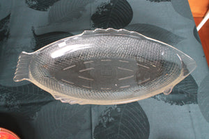 Fish-shaped glass baking dish