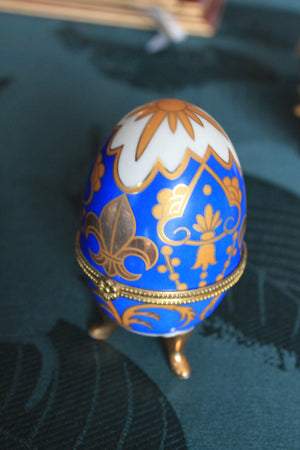 Porcelain hinged eggs lot